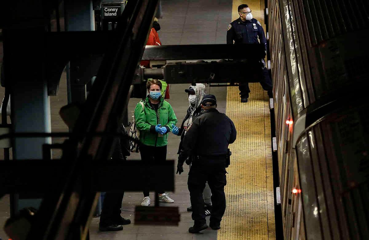 Oficiales de la Policía de Nueva York despejan trenes en la terminal de Coney Island Stillwell Avenue, el martes 5 de mayo de 2020, en el distrito de Brooklyn de Nueva York. Foto: Frank Franklin II/AP