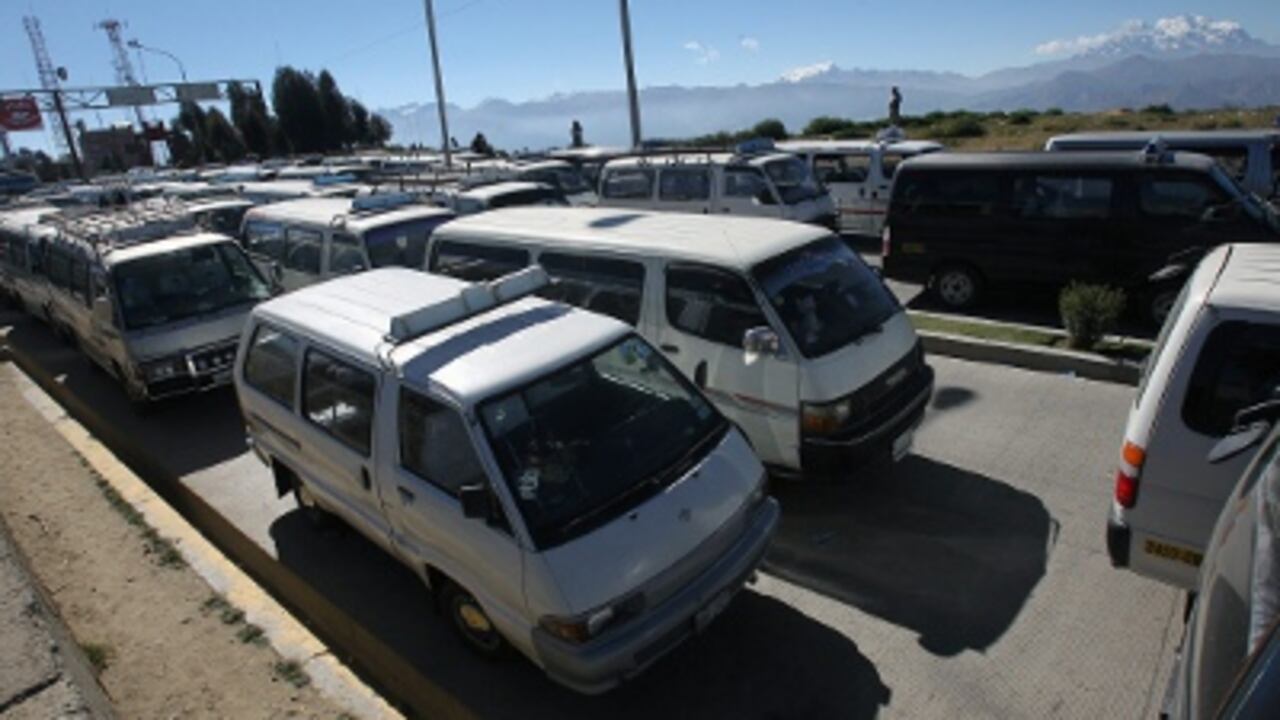 Varios vehículos bloquean uno de los acceso a La Paz.
