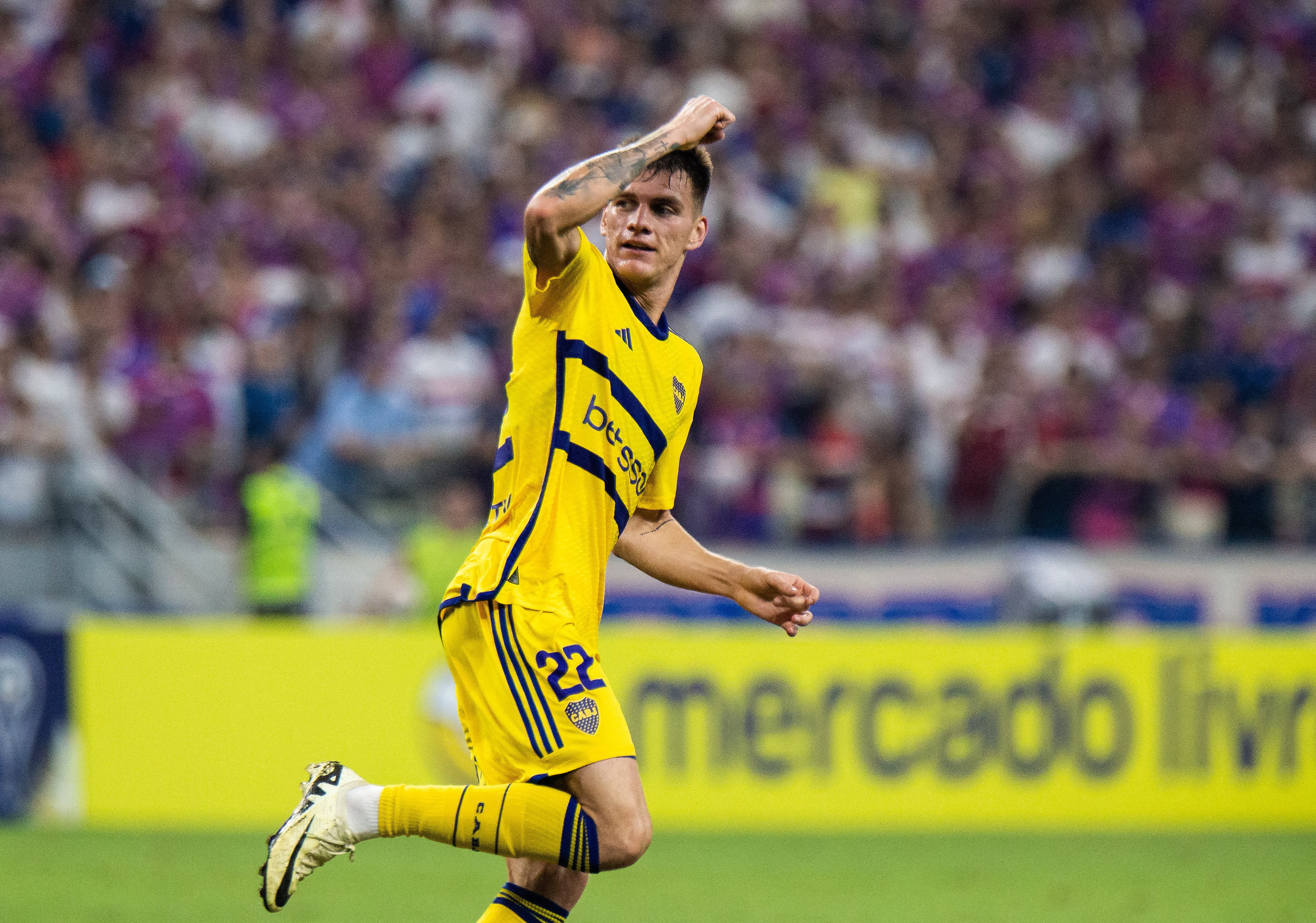 El mediocampista de Boca Juniors, Kevin Zenon, celebra después de marcar un gol durante el partido de fútbol de ida de la fase de grupos de la Copa Sudamericana.
