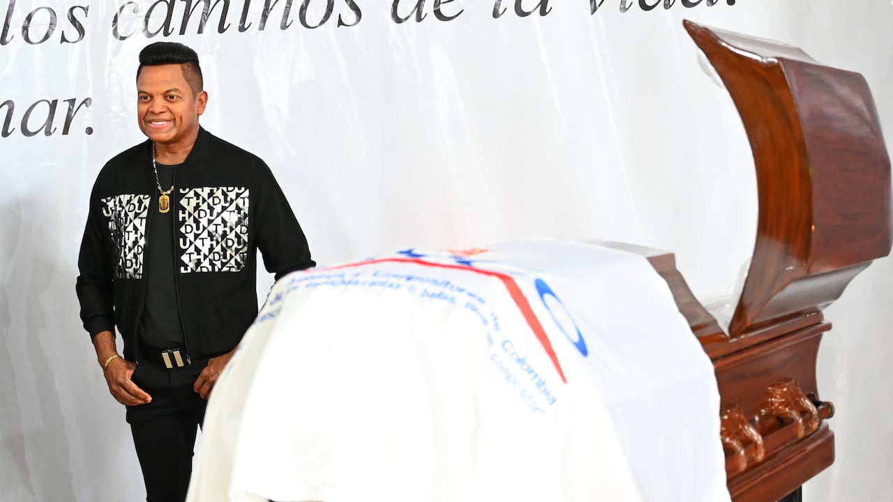 Exequias del cantante vallenato Omar Geles, en Valledupar. La estatua del cantante al lado del féretro