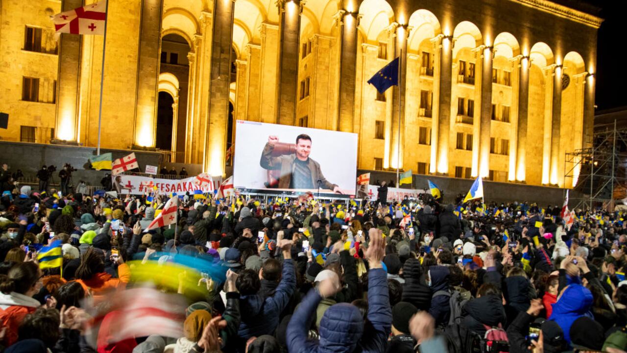 El discurso del presidente ucraniano Volodymyr Zelensky se transmite en vivo en una pantalla grande frente al Parlamento durante una manifestación en apoyo de Ucrania el 4 de marzo de 2022 en Tbilisi, Georgia.