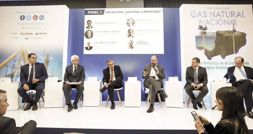 De izquierda a derecha: Jaime Orjuela, presidente de TGI; Jorge Enrique Robledo, senador del Polo Democrático; Ricardo Humberto Ramírez, director de la Upme; Jorge Eduardo Linero, presidente Gas Canacol Energy; Francisco José Lloreda, presidente ejecutivo de la Asociación Colombiana de Petróleo; y Jaime Arteaga, socio de Brújula Minera.