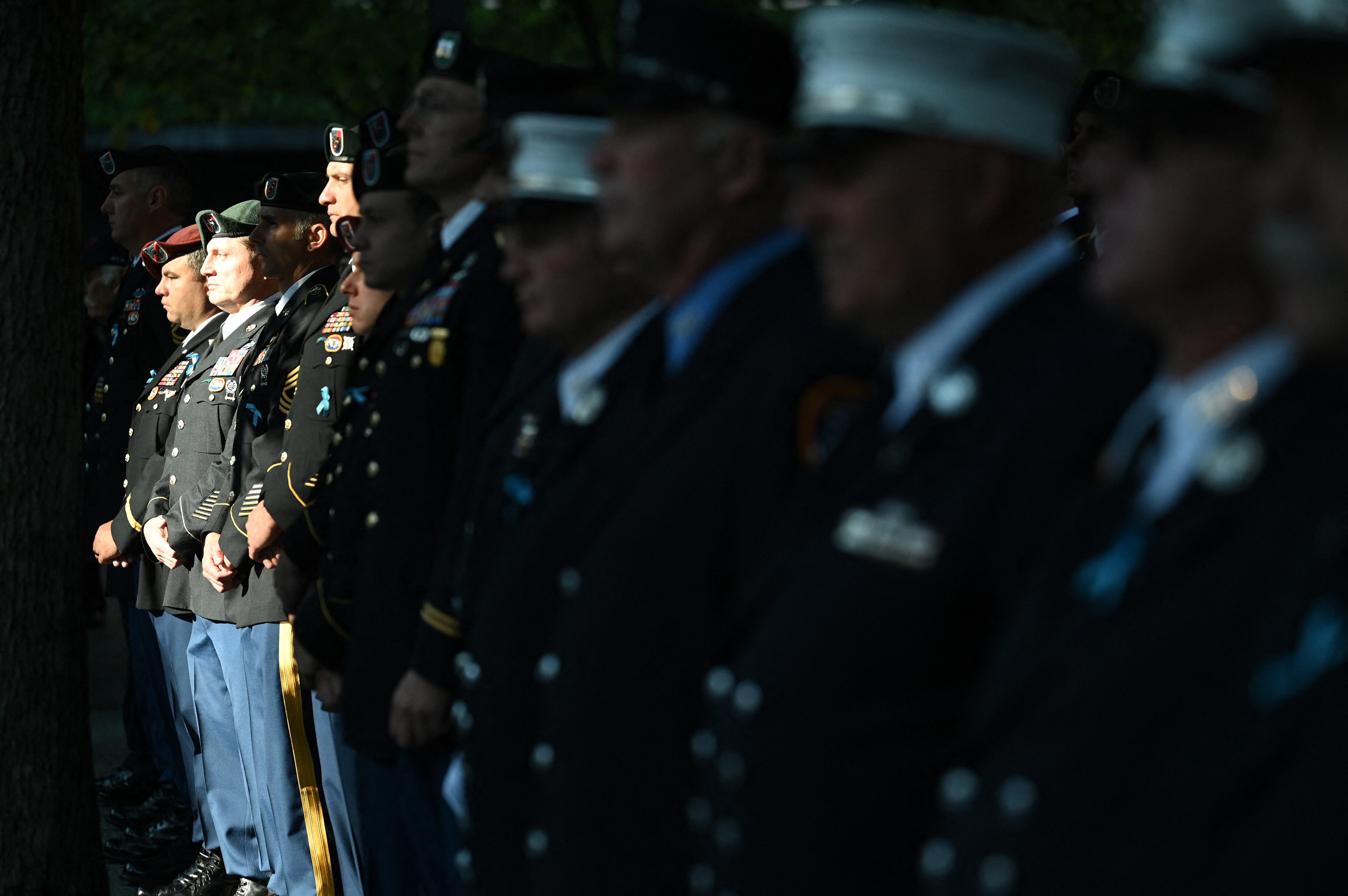 La gente observa el 20 aniversario de los ataques terroristas del 11 de septiembre en el World Trade Center el 11 de septiembre de 2021 en Nueva York. (Foto de David Handschuh / POOL / AFP)