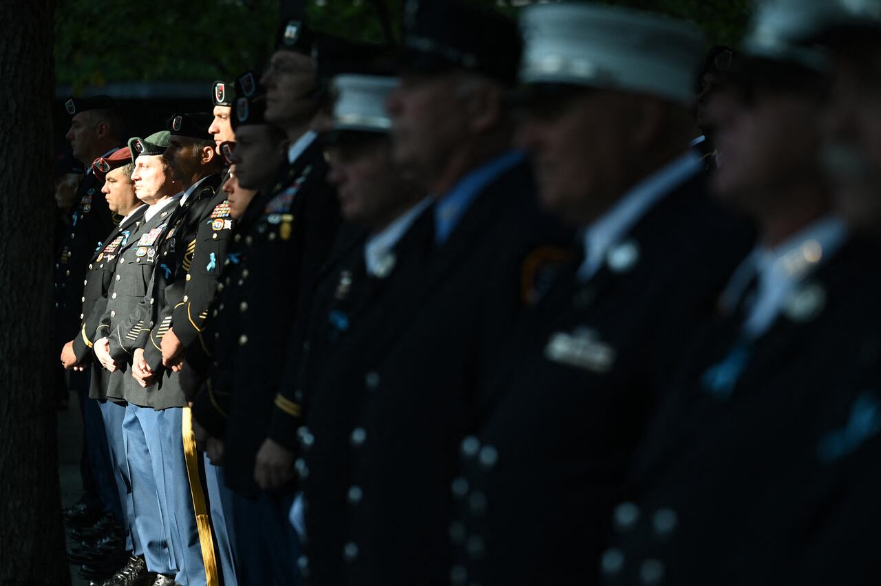 La gente observa el 20 aniversario de los ataques terroristas del 11 de septiembre en el World Trade Center el 11 de septiembre de 2021 en Nueva York. (Foto de David Handschuh / POOL / AFP)