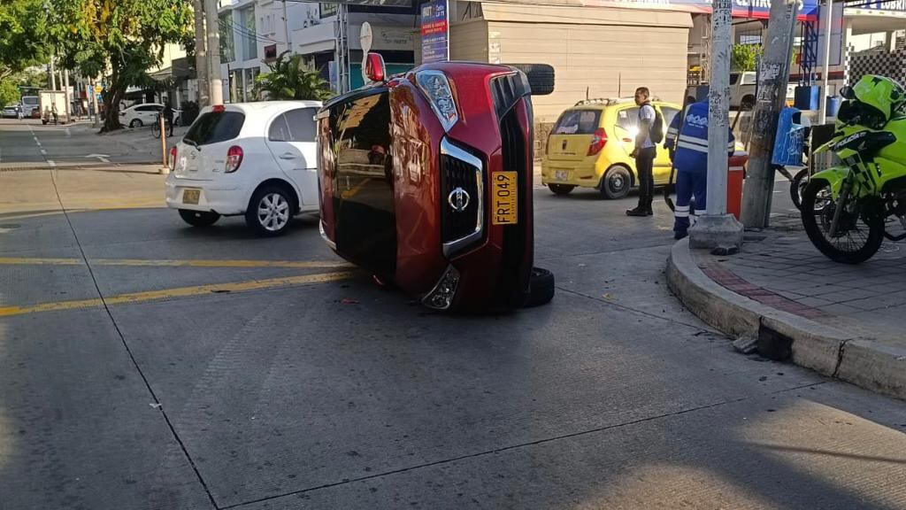 Así quedó el vehículo volcado en la vía tras el choque.
