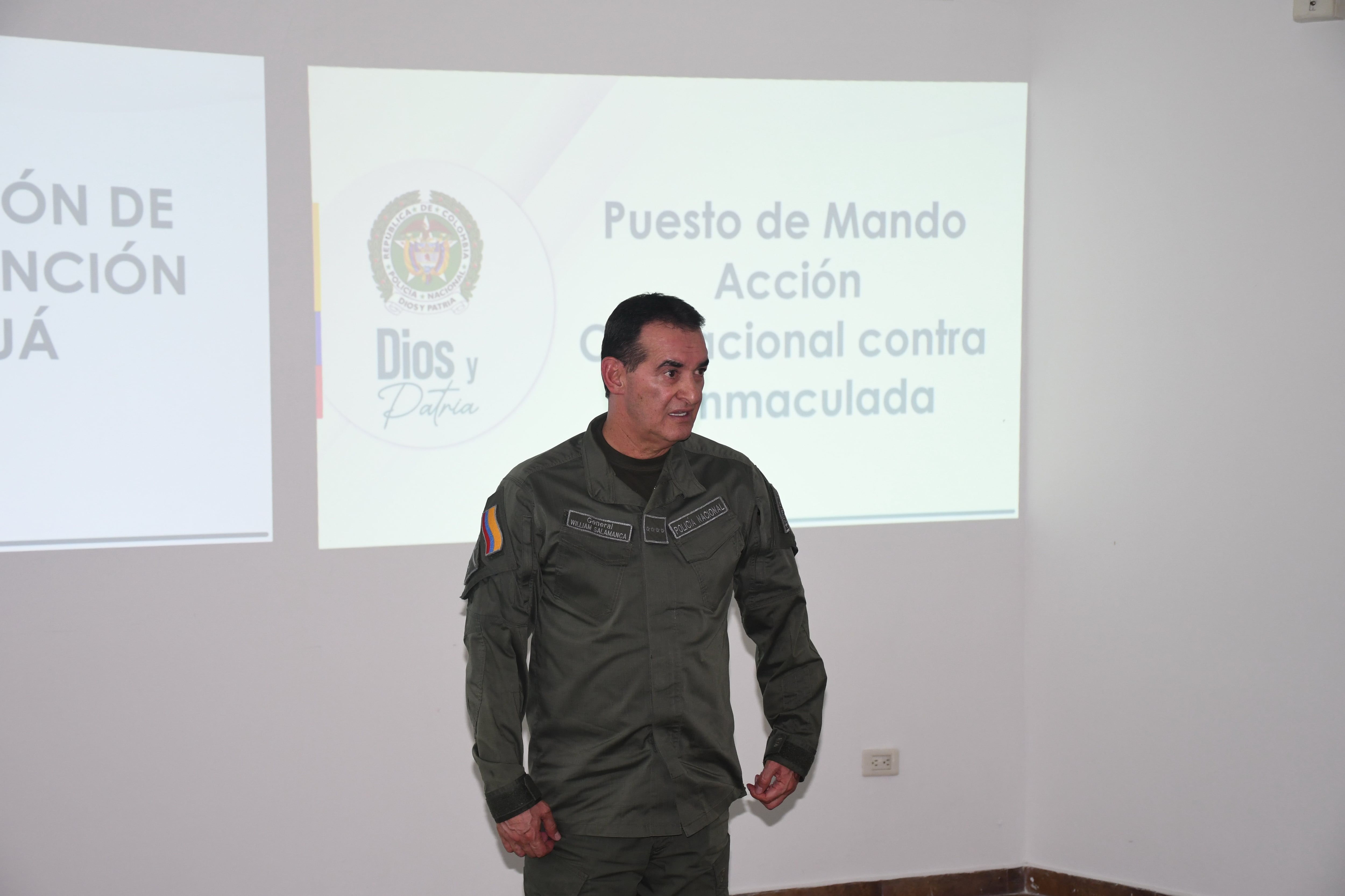 Tuluá: Situación de orden público en Tuluá. Consejo de Seguridad, comandante de la Policía General William René Salamanca Ramírez. Junto alcalde de Tuluá, Gustavo Vélez. foto José L Guzmán. El País