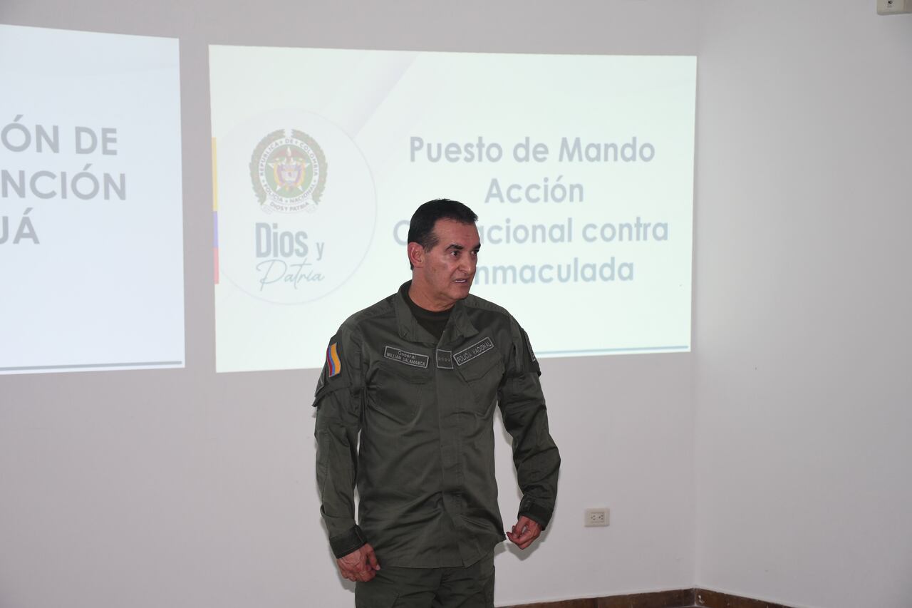 Tuluá: Situación de orden público en Tuluá. Consejo de Seguridad, comandante de la Policía General William René Salamanca Ramírez. Junto alcalde de Tuluá, Gustavo Vélez. foto José L Guzmán. El País