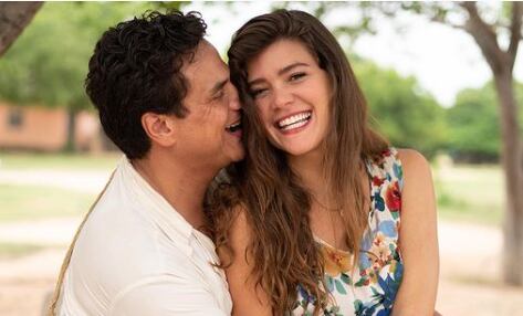 Silvestre Dangond y Daniela Tapia en escena de Leandro Díaz