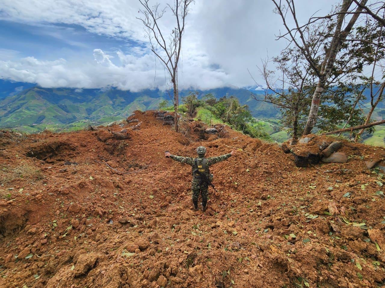 Los soldados van desactivando los explosivos que los disidentes de las Farc instalaron en los caminos y carreteras del corregimiento de El Plateado, Cauca, para evitar el paso de la tanquetas militares.