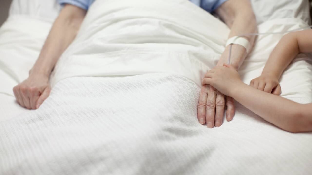 El empleado del centro para adultos mayores dijo que no había sentido el pulso (imagen de referencia anciana hospitalizada).