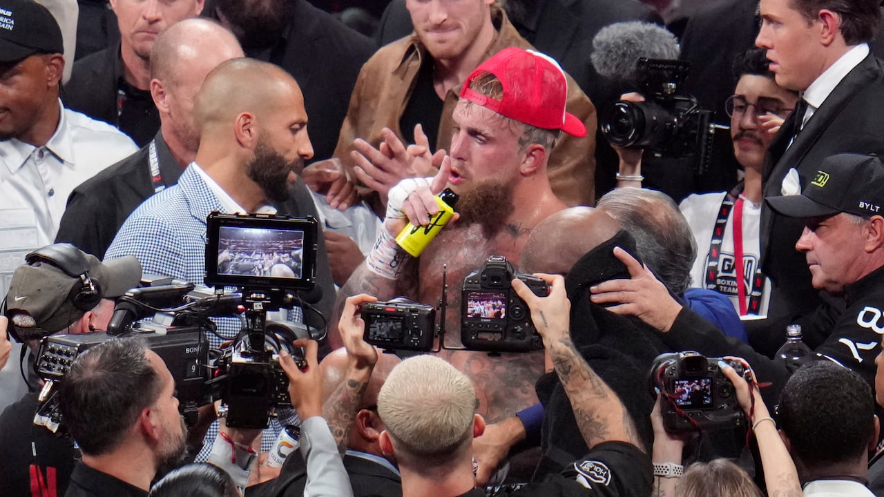 Jake Paul reacciona tras derrotar a Mike Tyson durante su combate de boxeo de peso pesado, el viernes 15 de noviembre de 2024, en Arlington, Texas. (Foto AP/Julio Cortez)