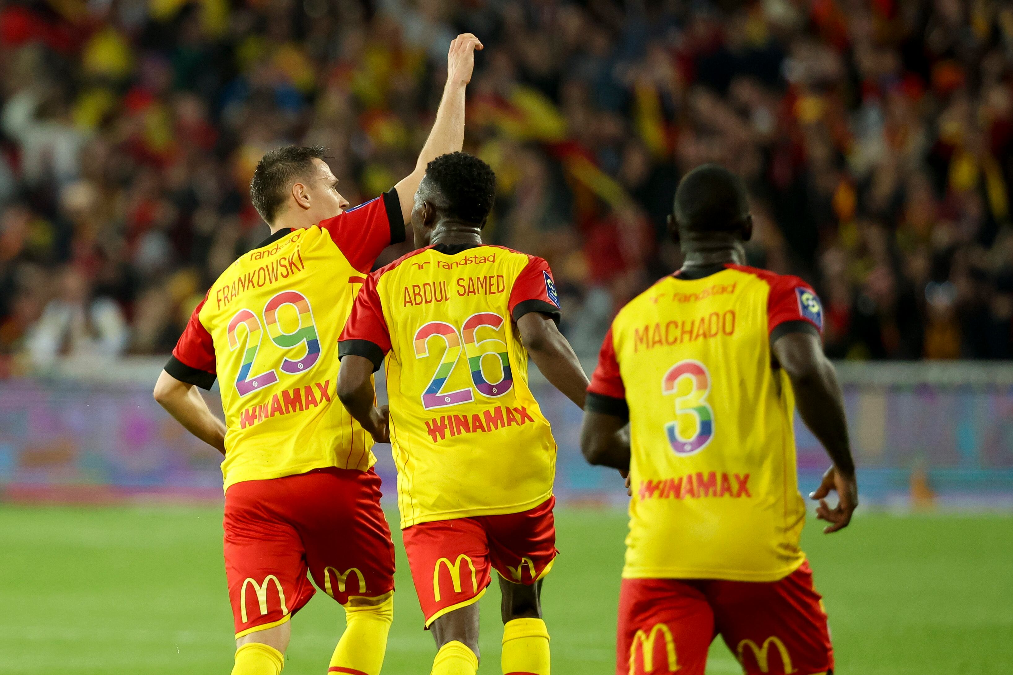 Jugadores del Lens en medio de una campaña contra la homofobia.