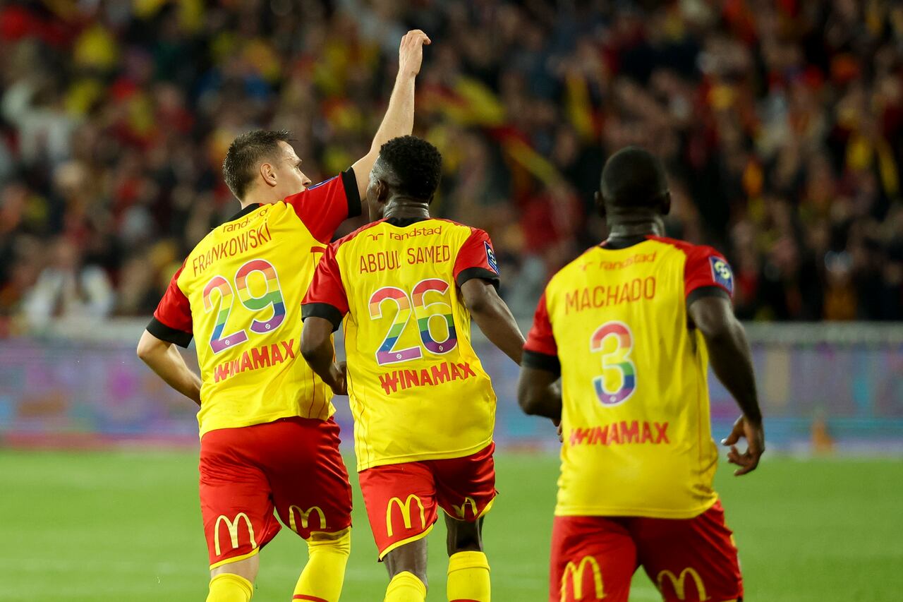 Jugadores del Lens en medio de una campaña contra la homofobia.