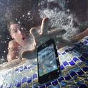 Es una situación muy común que un teléfono caiga al agua.