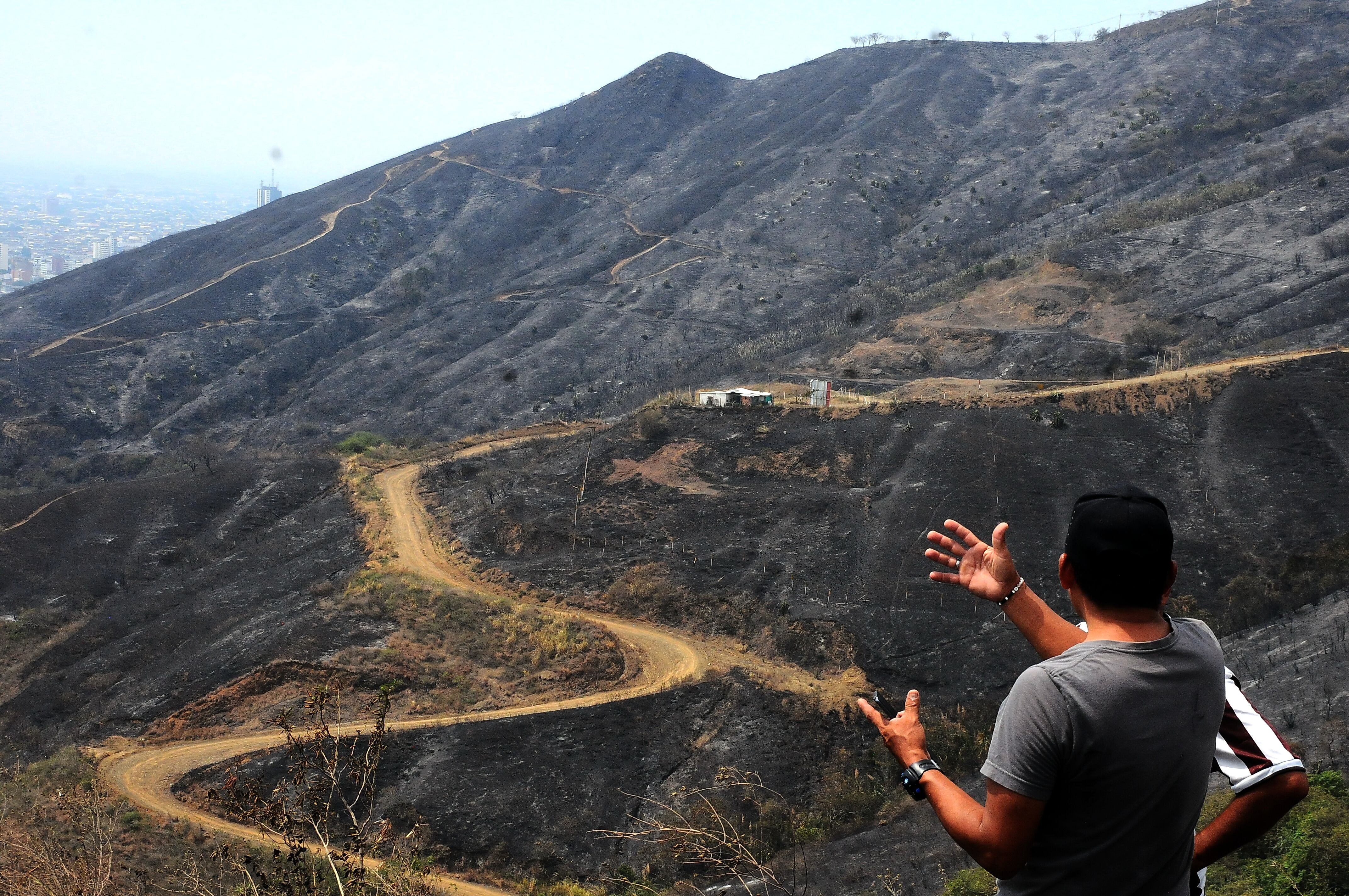 Cali: Varias familias afectadas y una gran extensión de montaña incineradas deja como resultado el incendio presentado en la zona alto de Menga, la campiña y barrios aledaños. Los operativos de control de los focos aún persistente continúan.