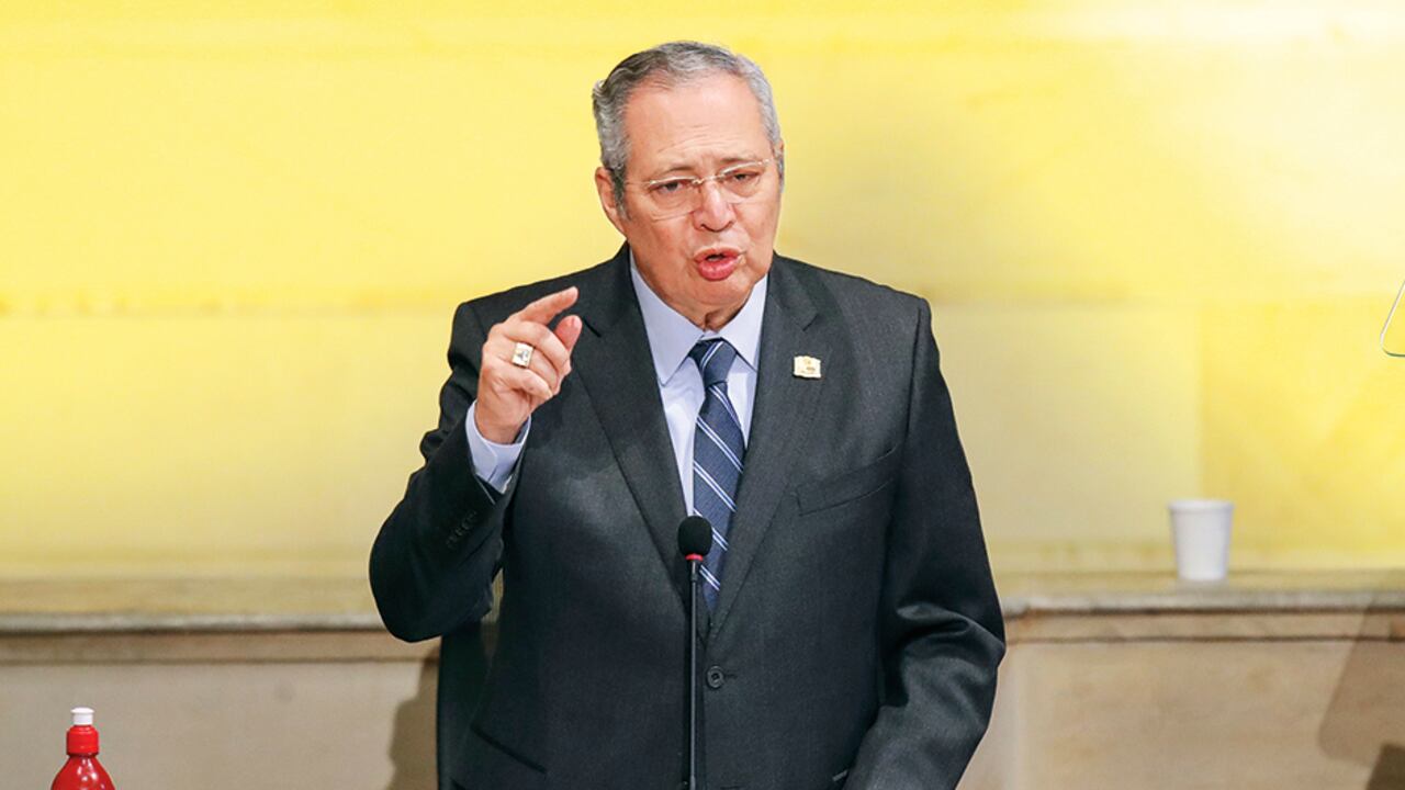 El expresidente del Senado Iván Name se encuentra detenido por haber recibido, al parecer, treis mil millones de pesos en efectivo.