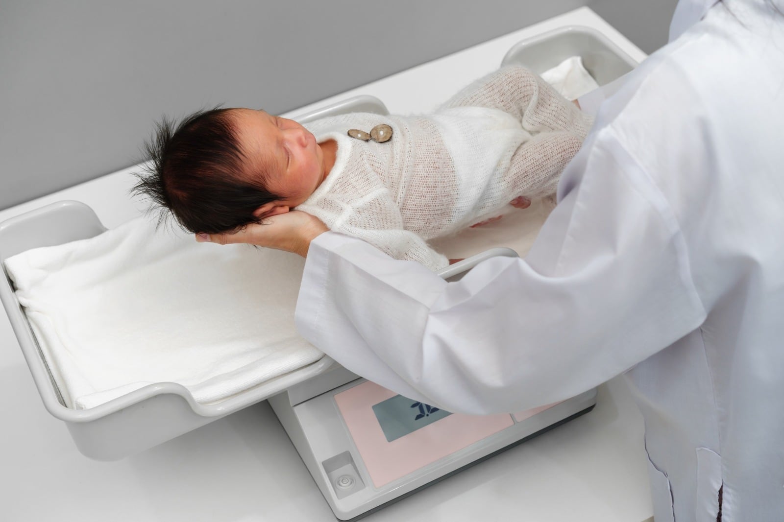 El diagnóstico de la desnutrición se establece a través de algunas mediciones del cuerpo, como el peso, la talla, la circunferencia del brazo y de la cabeza y la relación entre estas medidas.