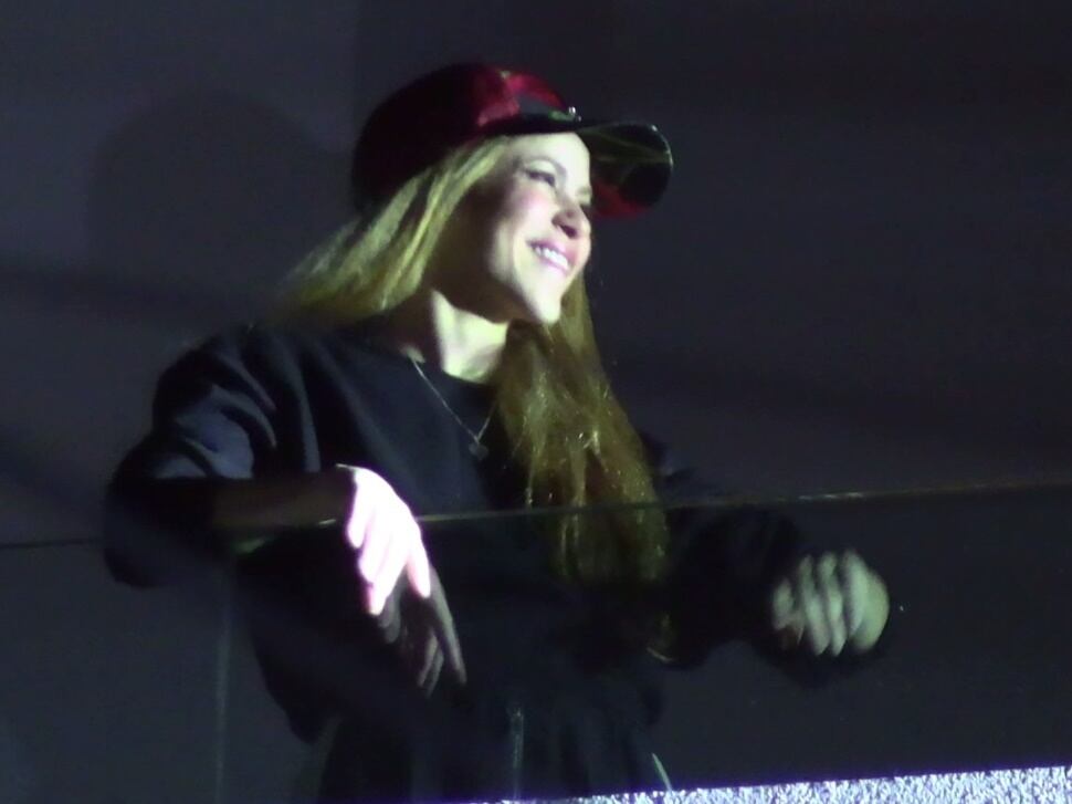 Shakira no dudó en salir de su casa para agradecer el cariño de sus fans