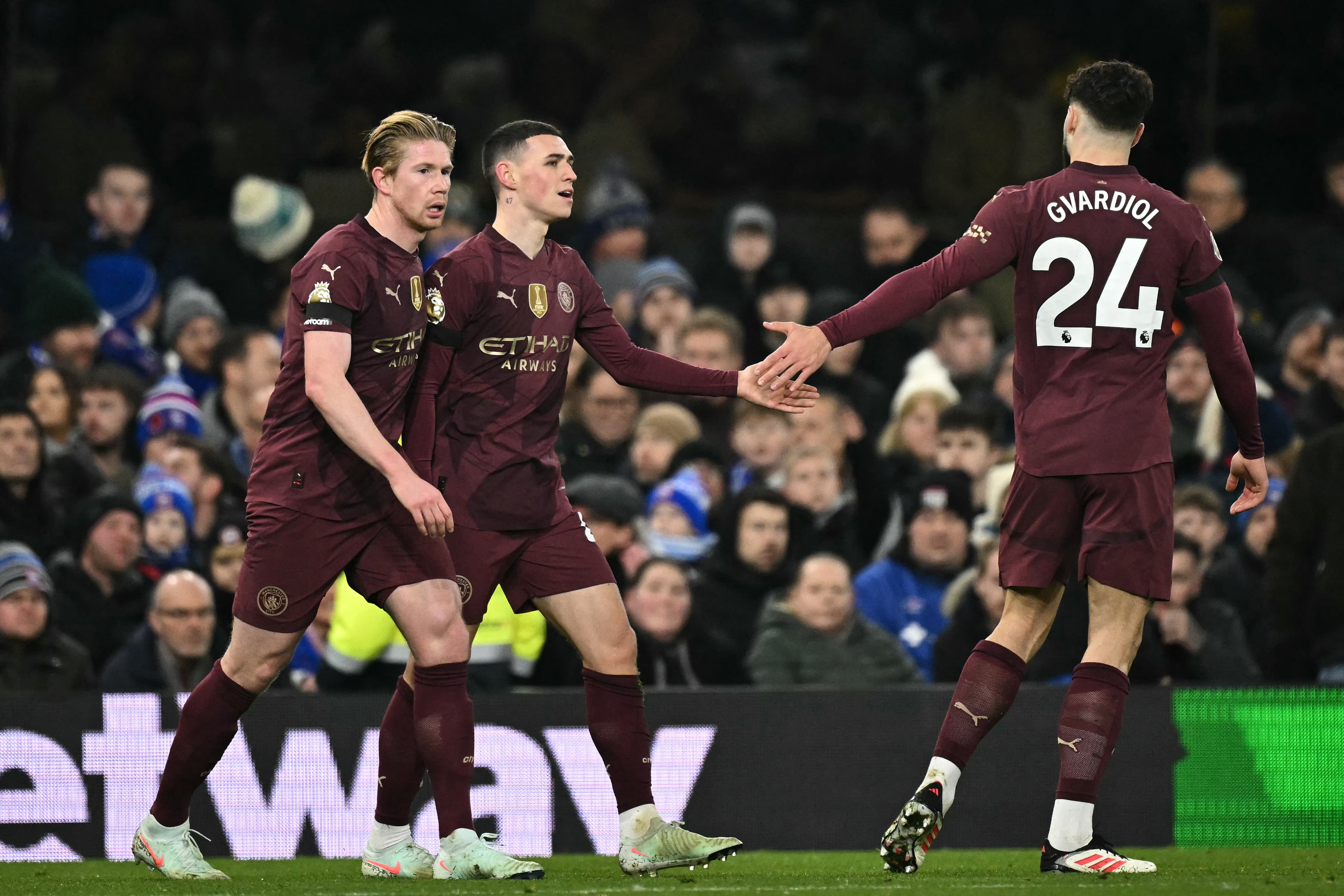 El centrocampista inglés del Manchester City #47 Phil Foden (C) celebra con sus compañeros después de marcar el gol inicial de la Premier League inglesa.