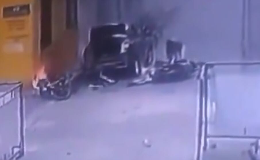 La moto explotó cuando  pasaba una motocicleta con dos personas a bordo.