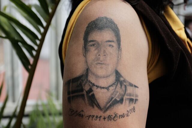 Doris Tejada era la única madre de los 'falsos positivos', que luego de 16 años, no había podido recuperar los restos de su hijo, Óscar Morales Tejada. Doris lleva la imagen de su hijo tatuada en su brazo derecho y en sus sueños no se desdibuja la última sonrisa que recuerda de Óscar.