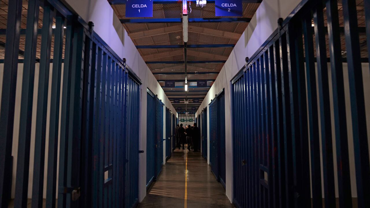 Denuncian las condiciones en las que se encuentran los detenidos antes de su deportación
(Photo by Anna Moneymaker/Getty Images).