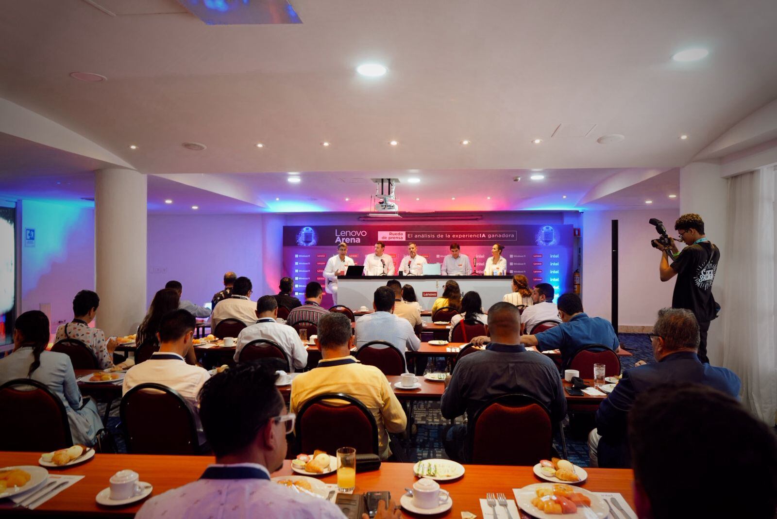 Evento de Lenovo y Motorola, donde se mostraron las estrategias tecnológicas que se usarán en la Copa Mundial de la FIFA 2026.