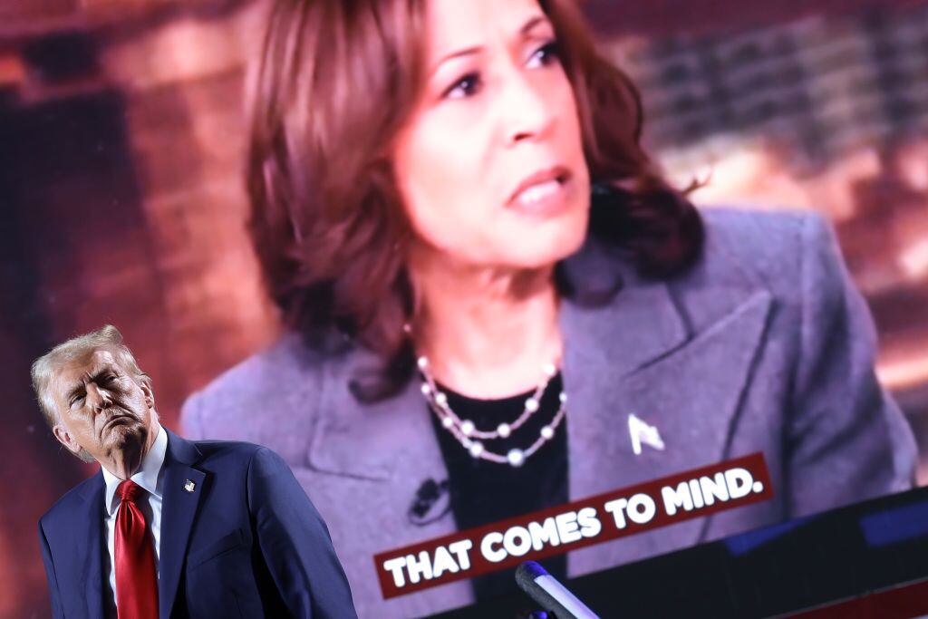 El candidato presidencial republicano, el ex presidente de Estados Unidos, Donald Trump, mira un video en el que aparece la candidata presidencial demócrata, la vicepresidenta Kamala Harris, durante un mitin de campaña el 18 de octubre de 2024, en Detroit, Michigan (Foto de Win McNamee/Getty Images)