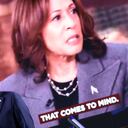 El candidato presidencial republicano, el ex presidente de Estados Unidos, Donald Trump, mira un video en el que aparece la candidata presidencial demócrata, la vicepresidenta Kamala Harris, durante un mitin de campaña el 18 de octubre de 2024, en Detroit, Michigan (Foto de Win McNamee/Getty Images)