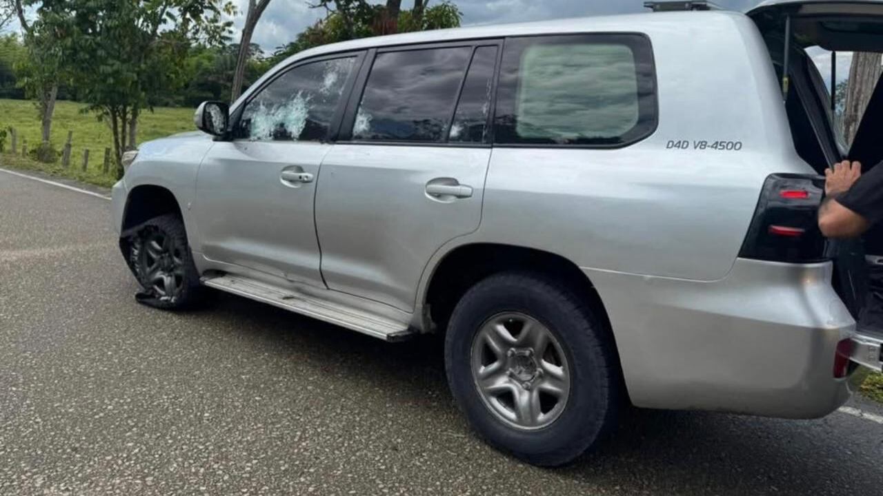 Caravana del gobernador de Arauca sufrió atentado con disparos de armada de fuego.