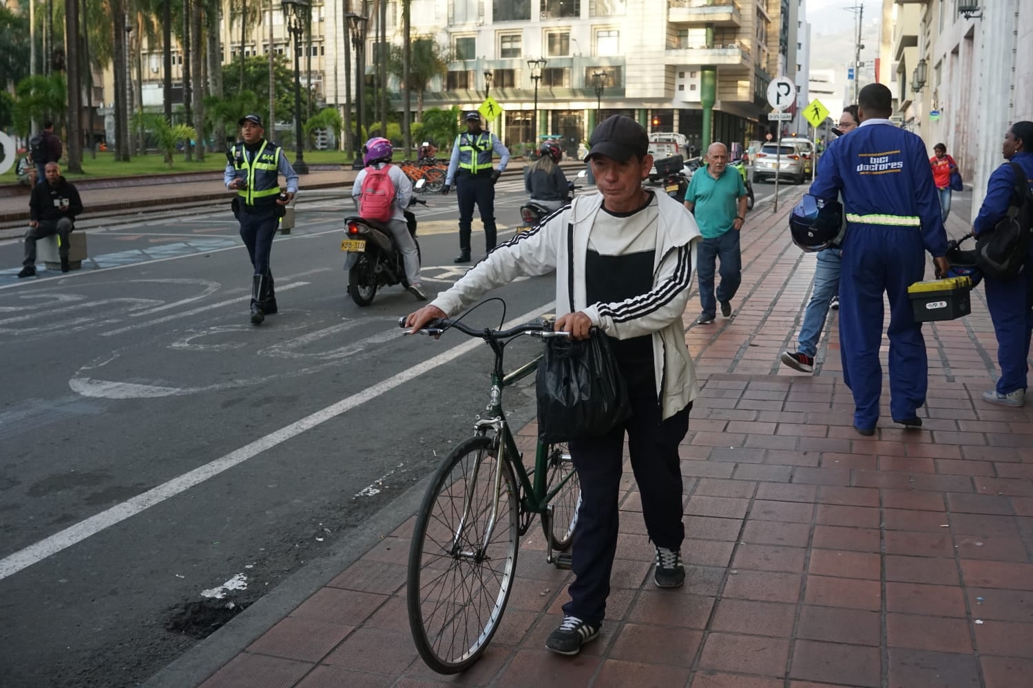 Usuarios denuncian retrasos y rutas insuficientes del MÍO en el Día sin carro. Fotos: Jorge Orozco/ El País