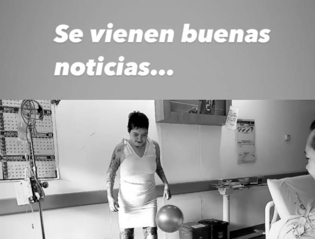 Laura Daniela se muestra sonriendo mientras practica con una pelota de fútbol.