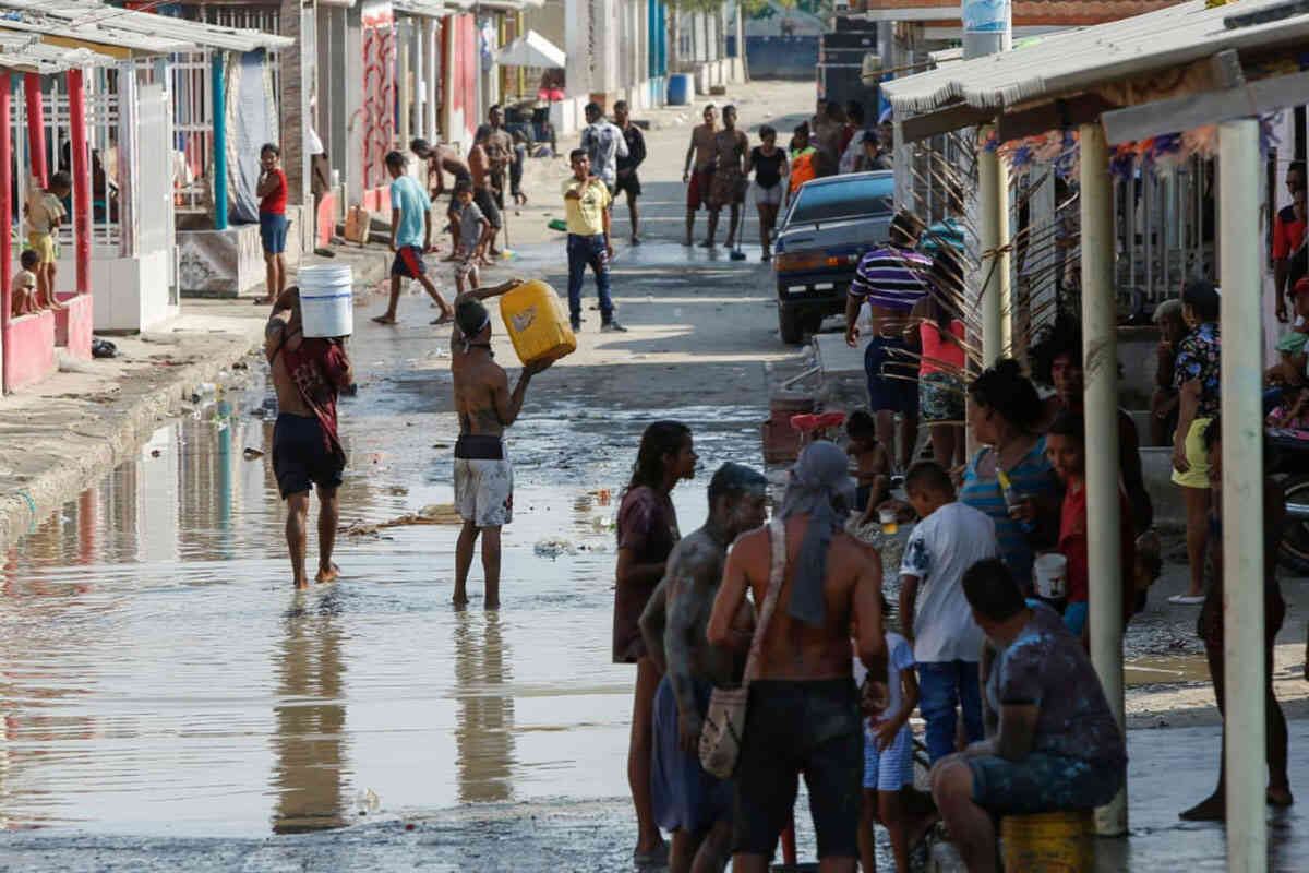 El saqueo de camiones o vehículos particulares en la zona no es nuevo. Por eso, para muchos la explosión del camión cisterna la mañana de este lunes, mientras más de cien personas intentaban extraer combustible, es solo el resultado de una tragedia que se veía venir. Foto: Guillermo Torres/SEMANA