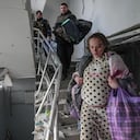 Mariana Vishegirskaya baja las escaleras de un hospital de maternidad dañado por los bombardeos en Mariupol, Ucrania, el miércoles 9 de marzo de 2022. Vishegirskaya sobrevivió al bombardeo y luego dio a luz a una niña en otro hospital. (AP Photo/Evgeniy Maloletka)