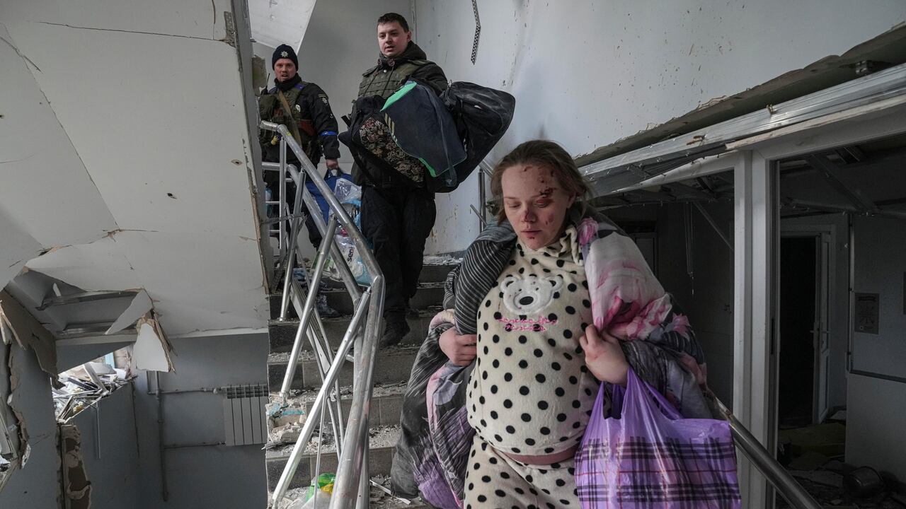 Mariana Vishegirskaya baja las escaleras de un hospital de maternidad dañado por los bombardeos en Mariupol, Ucrania, el miércoles 9 de marzo de 2022. Vishegirskaya sobrevivió al bombardeo y luego dio a luz a una niña en otro hospital. (AP Photo/Evgeniy Maloletka)