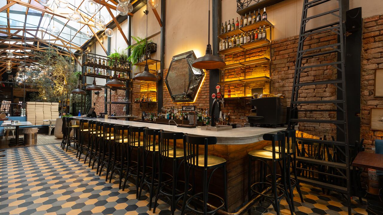 Restaurantes vacios, sin clientes, apertura de restaurantes.