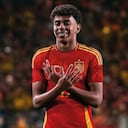 El internacional español Lamine Yamal con la primera equipación de la selección española en la Eurocopa de fútbol de Alemania de 2024.
