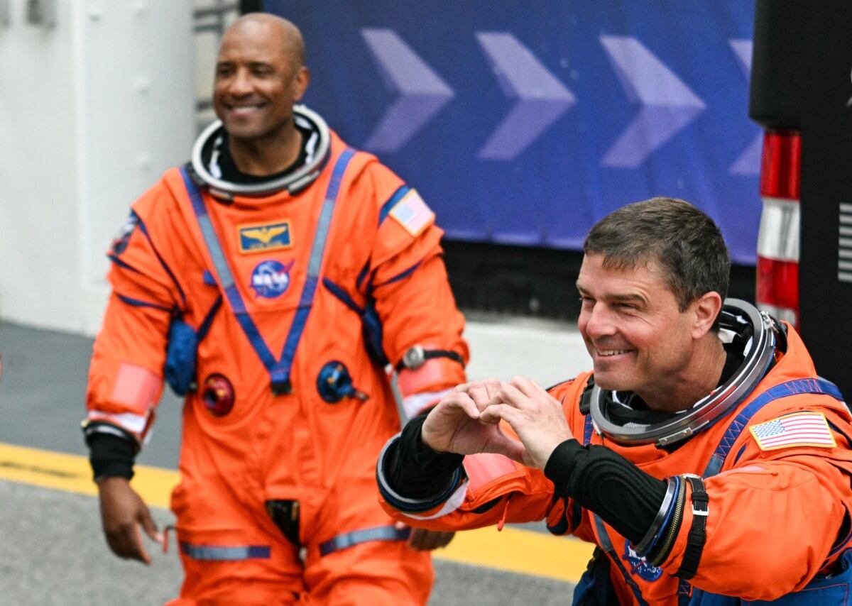 Victor Glover y Reid Wiseman, astronautas de NASA, se preparan para la histórica misión y se despiden antes del despegue.