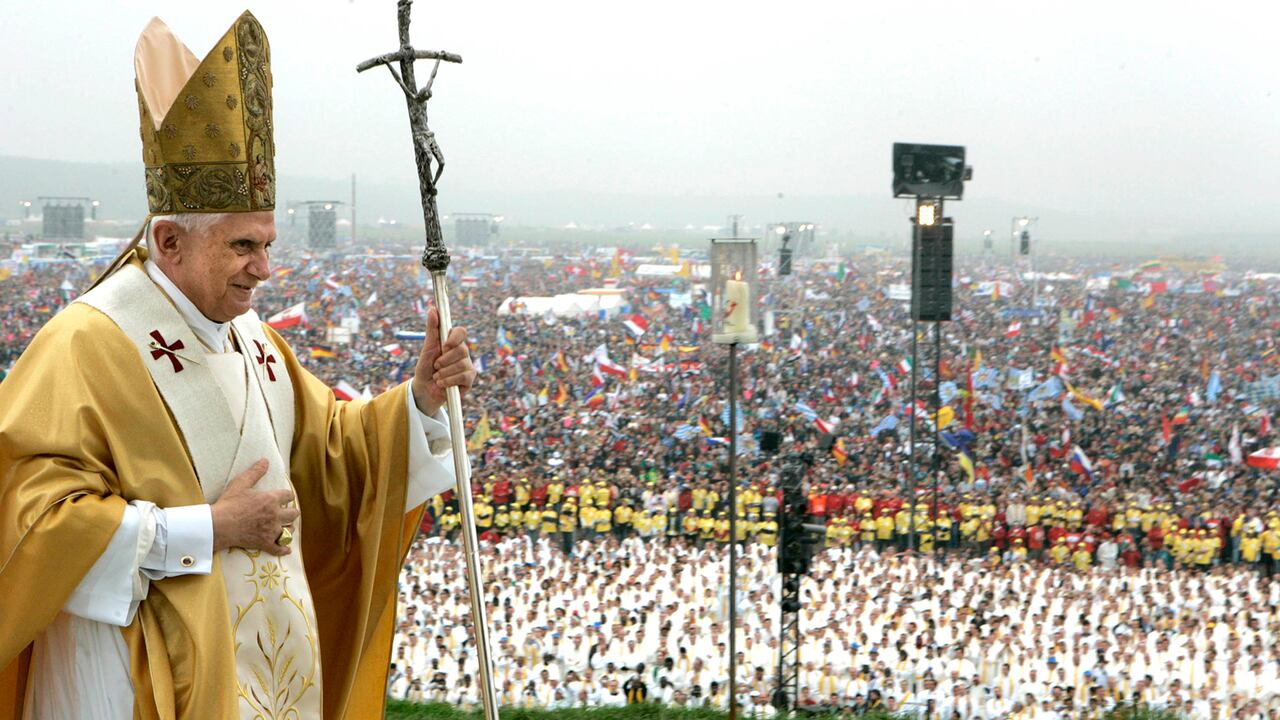 El papa Francisco presidirá las honras fúnebres de su antecesor, Benedicto XVI.
