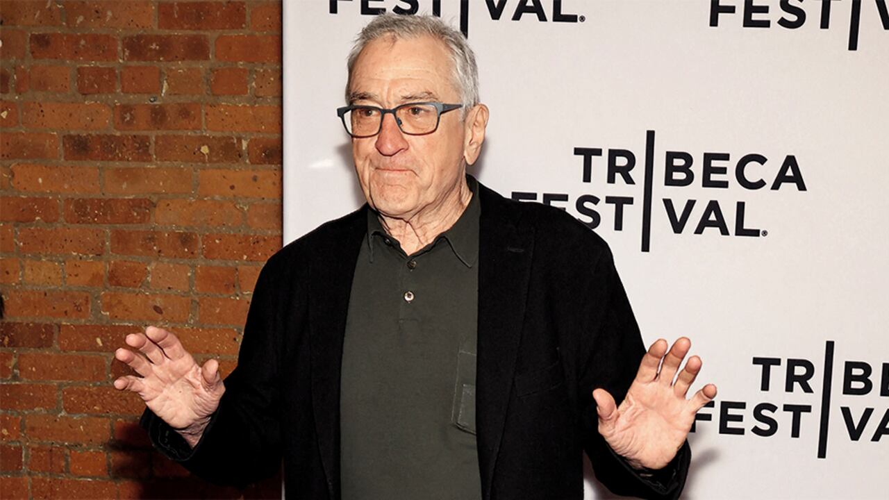 El actor estadounidense Robert de Niro encaró a los manifestantes propalestinos.