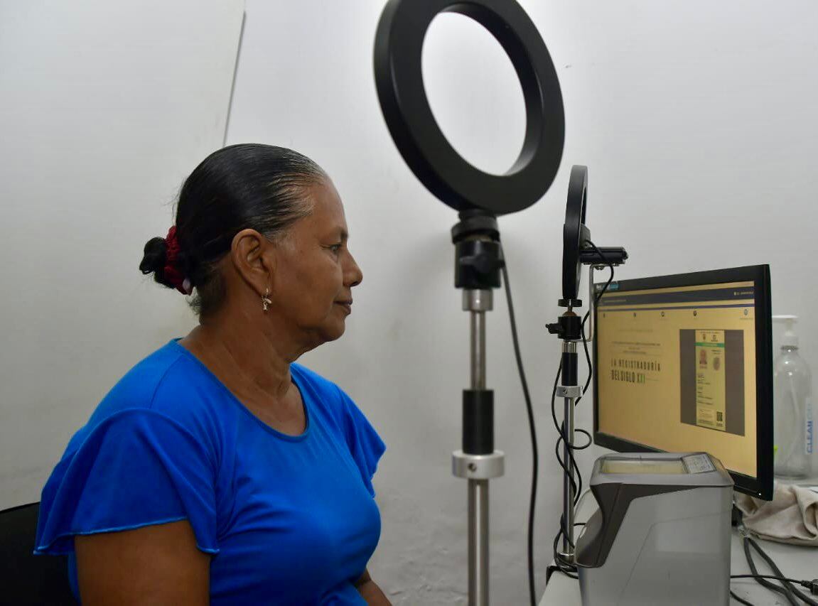 Carmen recibió por primera vez su cédula y es digital