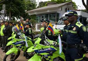 En el marco del proceso de Transformación Integral, la Policía Nacional lanza una reingeniería a los Comandos de Atención Inmediata CAI, como epicentro del despliegue de la nueva estrategia de seguridad ciudadana.
El CAI Obrero fue el sitio elegido en Cali para dar a conocer el nuevo “Modelo del Servicio de Policía Orientado a las Personas” cuyo objetivo es la gestión de la convivencia a partir de los enfoques de sinergia, educación, cultura ciudadana y atención de conflictos desde la mediación policial. Fotos Raúl Palacios / El Pais / Julio 21 del 2023 Cali.