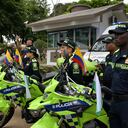 En el marco del proceso de Transformación Integral, la Policía Nacional lanza una reingeniería a los Comandos de Atención Inmediata CAI, como epicentro del despliegue de la nueva estrategia de seguridad ciudadana.
El CAI Obrero fue el sitio elegido en Cali para dar a conocer el nuevo “Modelo del Servicio de Policía Orientado a las Personas” cuyo objetivo es la gestión de la convivencia a partir de los enfoques de sinergia, educación, cultura ciudadana y atención de conflictos desde la mediación policial. Fotos Raúl Palacios / El Pais / Julio 21 del 2023 Cali.