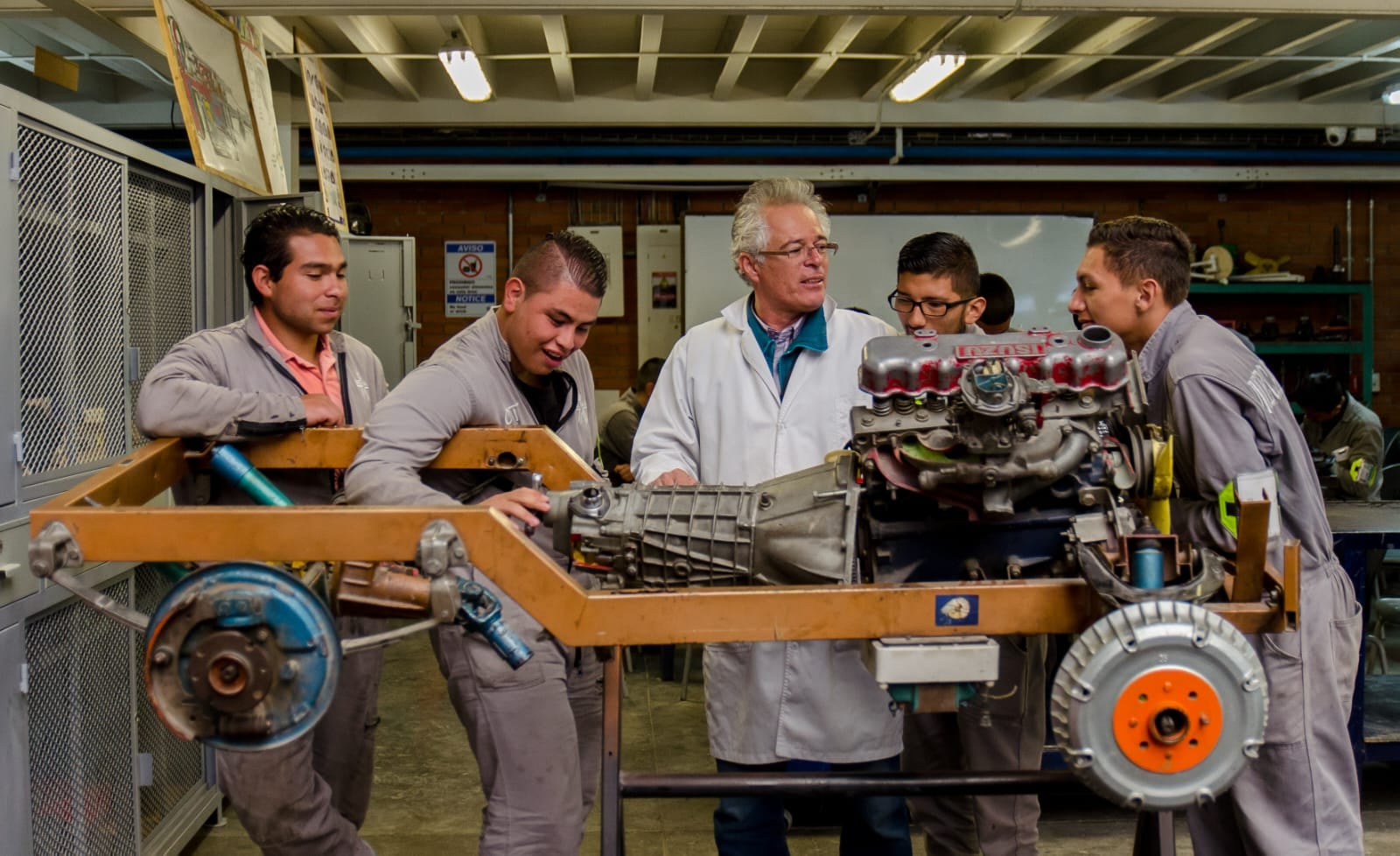 Esta iniciativa permitirá a 80.000 personas estudiar de forma presencial o virtual sin ningún costo.