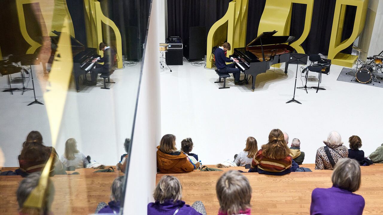 A pianost performs at the Amare cultural palace in the Hague on January 19, 2022, as part of the Kapsalon Theater protest action, against Covid-19 measures hitting the cultural sector in the Netherlands. (Photo by Phil nijhuis / ANP / AFP)