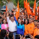La aspirante presidencial de la oposición María Corina Machado y el líder opositor Freddy Superlano, ambos al centro, levantan los brazos para los fotógrafos durante un evento de campaña en Caracas, Venezuela, el viernes 13 de octubre de 2023. Superlano anunció su retiro de las primarias y el apoyo de su partido, Voluntad Popular, a Machado antes de las primarias de la oposición para elegir un candidato que se enfrente al presidente Nicolás Maduro en las elecciones generales de 2024. (Foto AP/Ariana Cubillos)