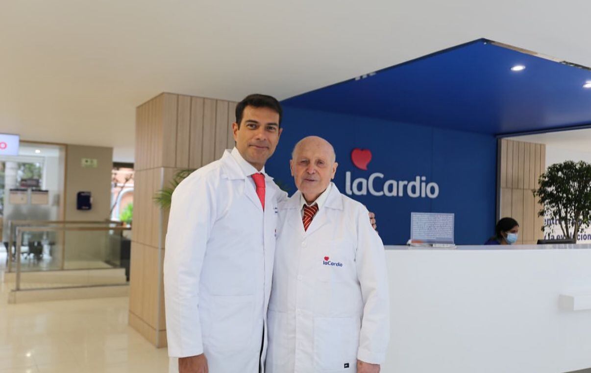 El reconocido pediatra Jaime Fernández (a la izquierda) es el director de la Unidad Cuidados Intensivos de la Fundación Cardio Infantil.