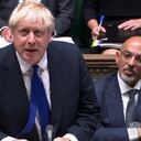 Una captura de video de imágenes transmitidas por la Unidad de Grabación Parlamentaria (PRU) del Parlamento del Reino Unido muestra al primer ministro de Gran Bretaña, Boris Johnson, hablando junto al recién nombrado Ministro de Hacienda de Gran Bretaña, Nadhim Zahawi (R) y el Secretario de Justicia y Viceprimer Ministro de Gran Bretaña, Dominic Raab (L) durante la sesión semanal de Preguntas al Primer Ministro (PMQ) en la Cámara de los Comunes de Londres el 6 de julio de 2022. - La posición de Johnson como primer ministro del Reino Unido estaba al borde del abismo, después de que dos de sus ministros principales renunciaran en protesta por el escándalo. liderazgo, acumulando presión mientras enfrentaba un interrogatorio de parlamentarios enojados. (Photo by Handout/PRU/AFP) / RESTRINGIDO A USO EDITORIAL - CRÉDITO OBLIGATORIO "AFP PHOTO/PRU" - SIN MARKETING - SIN CAMPAÑAS PUBLICITARIAS - DISTRIBUIDO COMO SERVICIO AL CLIENTETS