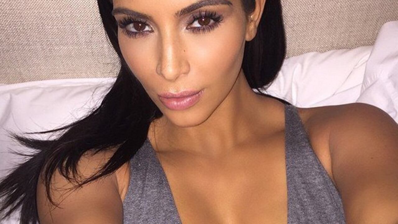 Kim Kardashian es una de las celebridades que mejor sabe aprovechar los angulos para tomarse selfies.
