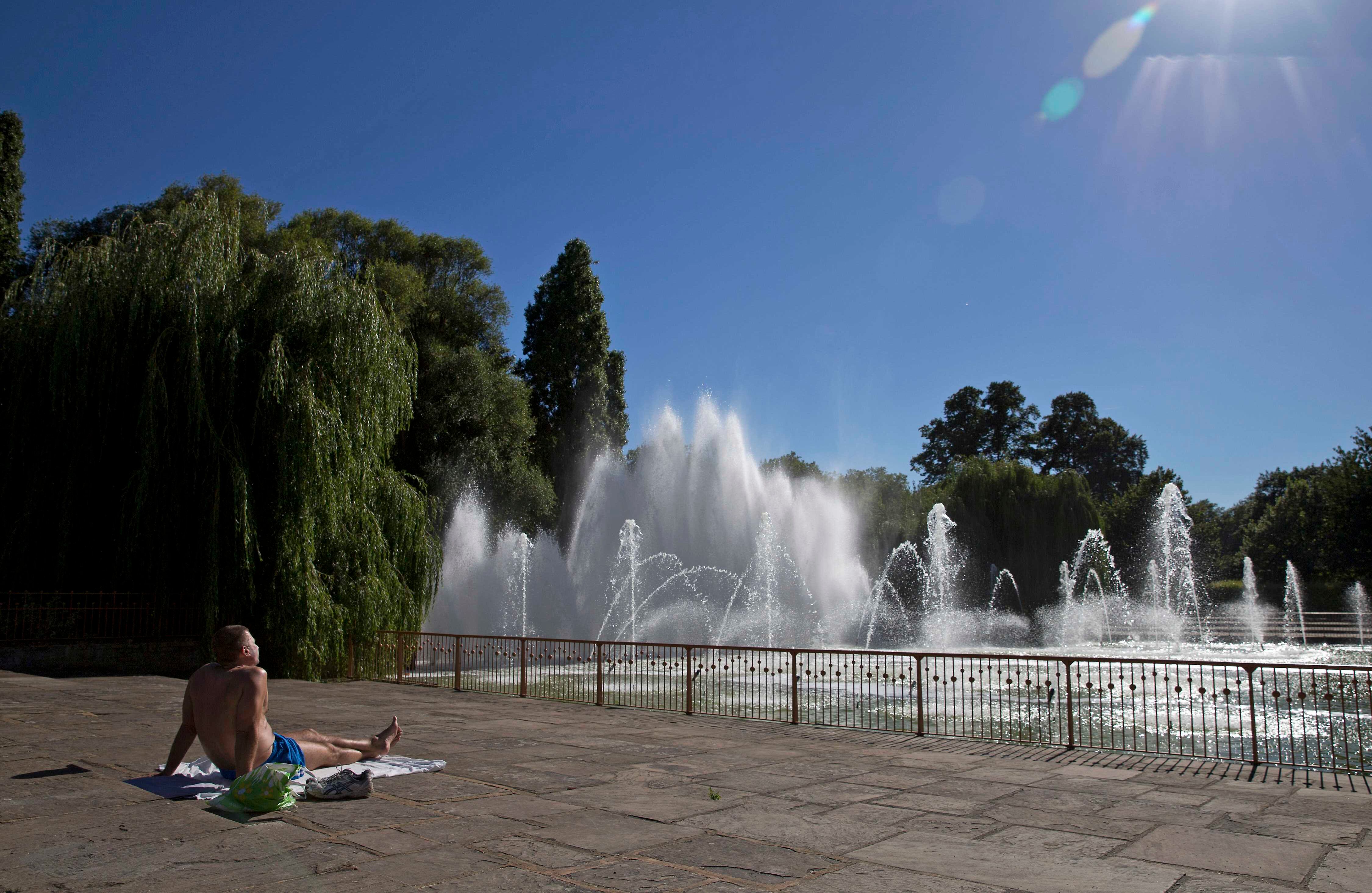 Los habitantes de Londres disfrutan de una temporada cálida y se congregan en el Battersea Park para recibir el sol.